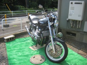 2010 0824 02 300x225 雨対策でバッタモン芝生