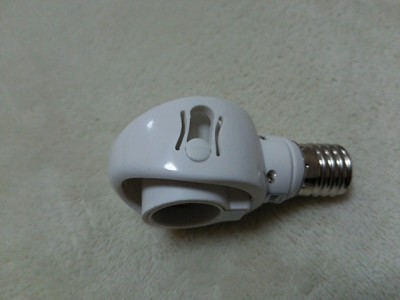 DSC 0019 400x300 玄関の照明を人感センサー付LED電球に交換しました