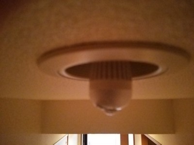 DSC 0024 1 400x300 玄関の照明を人感センサー付LED電球に交換しました