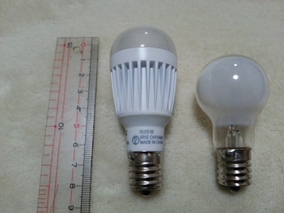 DSC 0027 1 400x300 玄関の照明を人感センサー付LED電球に交換しました