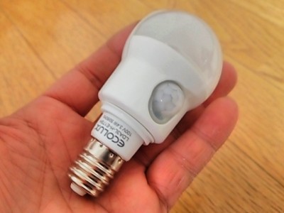 DSC 0655 400x300 玄関の照明を人感センサー付LED電球に交換しました
