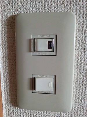 DSC 0098 300x400 トイレの換気扇をタイマー付スイッチに交換　パナソニック WN5276