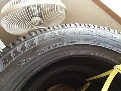 DSC 0079 400x300 中古のスタッドレスタイヤ（ブリジストン ブリザック）を購入。BRIDGESTONE BLIZZAK REVO2