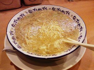 2008 0824 02 300x225 「なんでんかんでん」で豚骨ラーメン　替玉も追加