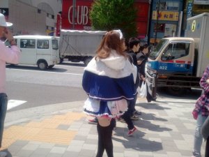 2011 0425 04 300x225 秋葉原でゼファー1100のカスタムパーツを物色中、メイドをガンミ