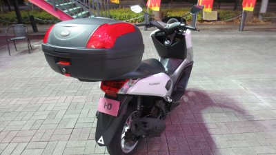 IMG 0534 400x225 YAMAHA Nmax125に社外リアキャリアを取り付け、大型リアボックス（46L）装着