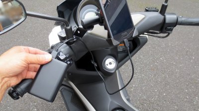 IMG 0742 400x225 YAMAHA NMAX125　スマホホルダー＆ハンドル クランプバー　「迷わぬ先のナビ」的な