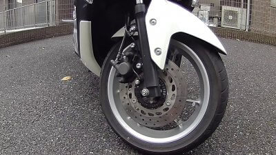 vlcsnap 2020 10 14 17h11m57s766 400x225 YAMAHA NMAX125　前後のブレーキパッド（ベスラ）オーガニックとフルード交換