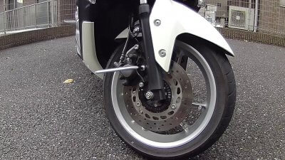 vlcsnap 2020 10 14 17h36m23s157 400x225 YAMAHA NMAX125　前後のブレーキパッド（ベスラ）オーガニックとフルード交換