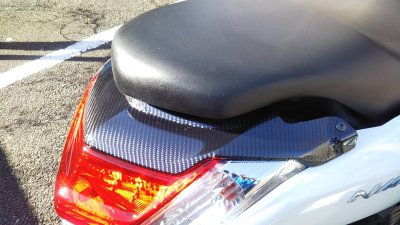 DSC 0202 400x225 YAMAHA NMAX125 テールランプカバーを7Dリアルカーボンでラッピング