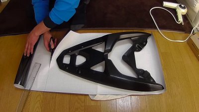 vlcsnap 2021 02 04 15h21m00s929 400x225 YAMAHA NMAX125 リアキャリアを7Dリアルカーボンでラッピング