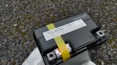 DSC 0433 400x225 NMAXのバッテリーを交換 GSユアサ(ジーエスユアサ)　型番：YTZ7V