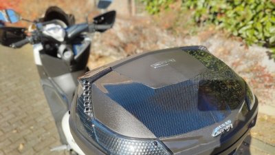 DSC 0804 400x225 GIVI (ジビ) リアボックス 47L 【B47NTML】をラッピング　異形造形は高難度