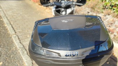 DSC 0805 400x225 GIVI (ジビ) リアボックス 47L 【B47NTML】をラッピング　異形造形は高難度